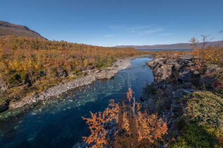 Téléchargez les photos : Autum Abisko Canyon River Abiskojakka National Park, Norrbottens, Norrbottens Paysage de Laponie au nord de la Suède. - en image libre de droit