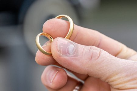 Téléchargez les photos : Dans les doigts de l'homme sont deux anneaux de mariage tradition de mariage. - en image libre de droit