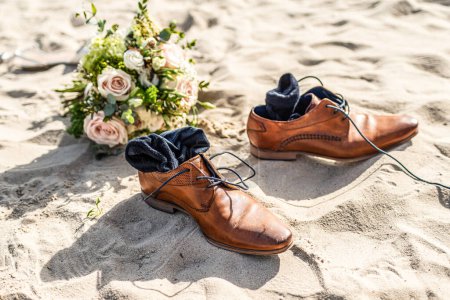 Téléchargez les photos : Mariage romantique de couple avec mariage Symboles chaussures - en image libre de droit