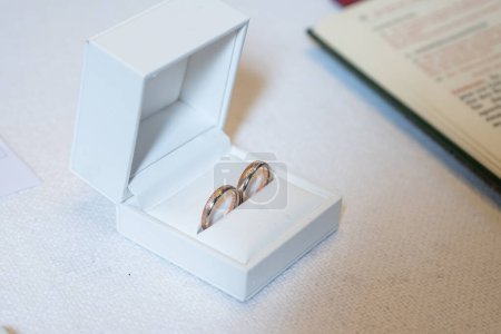 Téléchargez les photos : Mariage romantique couple mariage Symboles anneaux dans une boîte blanche sur une table. - en image libre de droit