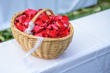 Téléchargez les photos : Paniers Ratan et fleurs colorées pour le mariage. - en image libre de droit