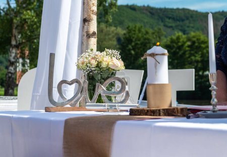 Téléchargez les photos : Décor vintage cérémonie de mariage mot amour sur la table avec bougie. - en image libre de droit