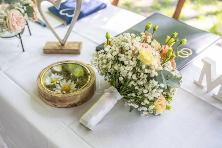Foto de Hermosa superficie de la mesa de la boda con el señor y la señorita signos contra ramo de fondo de flores y anillos de boda. - Imagen libre de derechos