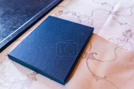 Foto de Vista frontal del libro en blanco sobre fondo blanco. El libro es azul utilizado para la boda Lugar para el texto. - Imagen libre de derechos