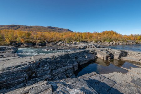 Foto de Parque Nacional Autum Abisko Canyon River Abiskojakka, Norrbottens, Norrbottens Laponia paisaje norte de Suecia. - Imagen libre de derechos