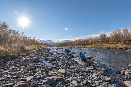 Foto de Parque Nacional Autum Abisko Canyon River Abiskojakka, Norrbottens, Norrbottens Laponia paisaje norte de Suecia. - Imagen libre de derechos