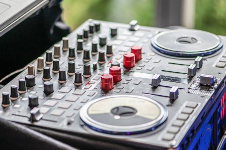 Foto de Equipo DJ profesional panel de control de sonido y mezclador de audio con botones y deslizadores. - Imagen libre de derechos