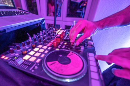 Foto de Equipo DJ profesional panel de control de sonido y mezclador de audio con botones y deslizadores. - Imagen libre de derechos