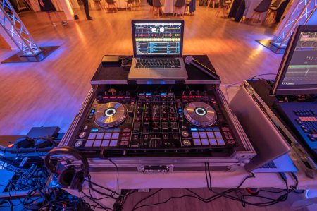 Téléchargez les photos : Panneau de commande de mélangeur audio et sonore DJ Equipment professionnel avec boutons et curseurs. - en image libre de droit