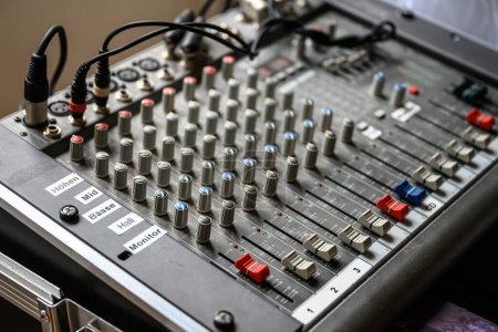Téléchargez les photos : Panneau de commande de mélangeur audio et sonore DJ Equipment professionnel avec boutons et curseurs. - en image libre de droit