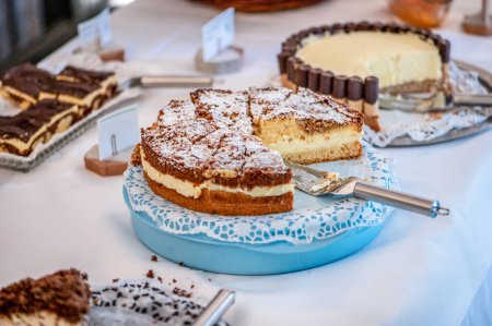 Foto de Mesa llena de hermosos y deliciosos pasteles en la recepción de la boda Buffet . - Imagen libre de derechos