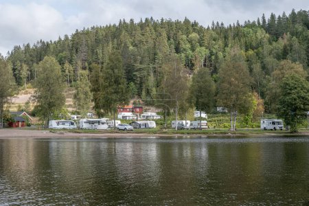 Téléchargez les photos : Camping caravane au bord du lac Ragnerudssjoen en Dalsland Suède belle forêt naturelle pinetree. - en image libre de droit