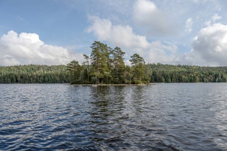 Téléchargez les photos : Lac Ragnerudssjoen en Dalsland Suède belle forêt naturelle pinetree maisons suédoises. - en image libre de droit
