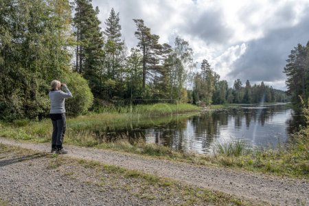 Téléchargez les photos : Fille randonnée au lac Ragnerudssjoen en Dalsland Suède belle forêt naturelle pinetree suédois. - en image libre de droit