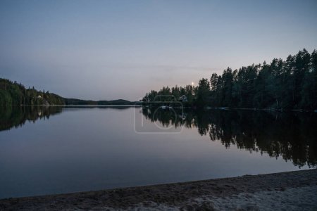 Téléchargez les photos : Ciel nocturne au bord du lac Ragnerudssjoen en Dalsland Suède belle forêt naturelle pinetree. - en image libre de droit