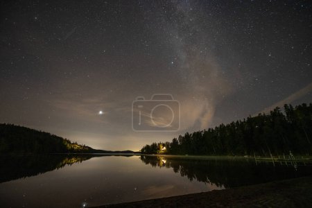 Téléchargez les photos : Voie lactée Ciel nocturne au bord du lac Ragnerudssjoen en Dalsland Suède belle forêt naturelle pinetree. - en image libre de droit