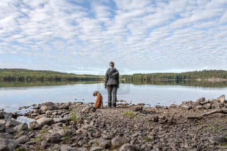 Téléchargez les photos : Fille debout au lac Ragnerudssjoen miroir dans Dalsland Suède belle forêt naturelle pinetree suédois. - en image libre de droit