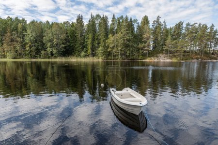 Téléchargez les photos : Bateau sur le lac Ragnerudssjoen miroir en Dalsland Suède belle forêt naturelle pinetree suédois. - en image libre de droit