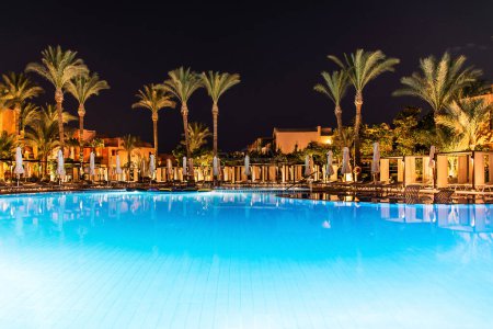 Téléchargez les photos : Magnifique piscine vide près en Egypte cadre grand angle. - en image libre de droit