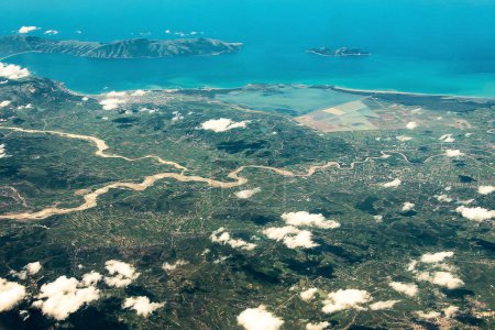 Téléchargez les photos : Vue aérienne du littoral accidenté le long d'Itay La photo a été prise par une journée nuageuse en juin. - en image libre de droit