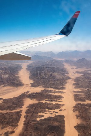 Téléchargez les photos : Vue aérienne paysage montagnes sommets dans le désert Horeb montagnes en Egypte sur la péninsule du Sinaï. - en image libre de droit