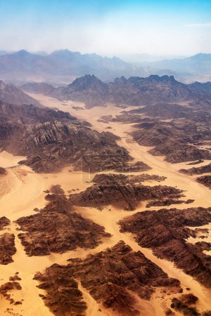 Foto de Vista aérea paisaje montañas picos en el desierto Horeb montañas en Egipto en la península del Sinaí. - Imagen libre de derechos