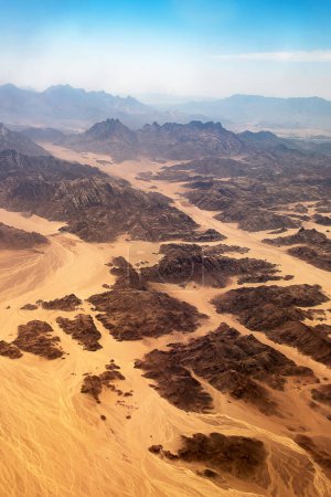 Foto de Vista aérea paisaje montañas picos en el desierto Horeb montañas en Egipto en la península del Sinaí. - Imagen libre de derechos
