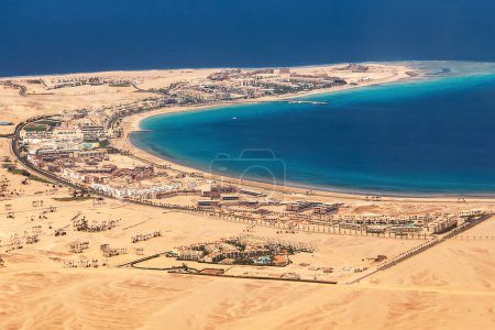 Foto de Vista aérea de la costa del Mar Rojo en Hurghada, Egipto con muchos hoteles bahía de aterrizaje de aviones. - Imagen libre de derechos