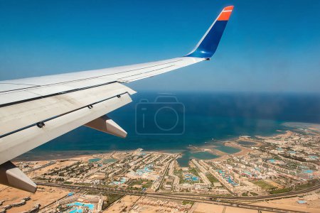 Foto de Vista aérea de la costa del Mar Rojo en Hurghada, Egipto con muchos hoteles bahía de aterrizaje de aviones. - Imagen libre de derechos