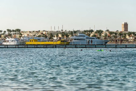 Téléchargez les photos : Silhouettes de bateaux touristiques sur les rives de la mer rouge dans la baie de Makadi Egypte. - en image libre de droit