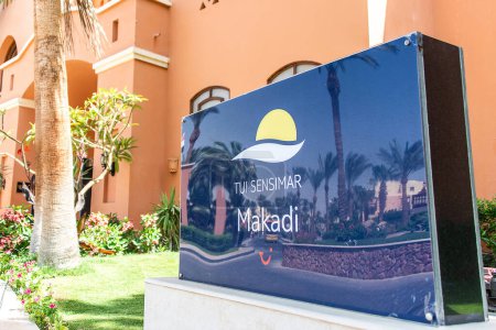 Téléchargez les photos : MAKADI BAY EGYPTE 30.05.2018 Panneau d'entrée dans l'hôtel Tui Blue Sensimar Hurghada Hotel. - en image libre de droit