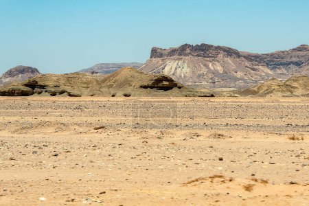 Téléchargez les photos : Route du désert dans la montagne du Sinaï de luxor à kairo en Egypte. - en image libre de droit