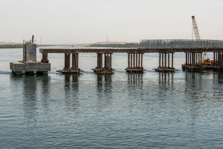 Téléchargez les photos : Construction du nouveau pont du Nil après Louxor en direction d'Assuan pendant la construction d'un bateau de croisière. - en image libre de droit