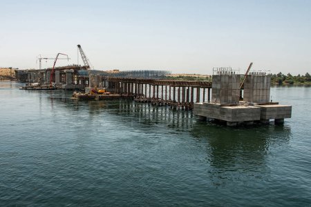 Téléchargez les photos : Construction du nouveau pont du Nil après Louxor en direction d'Assuan pendant la construction d'un bateau de croisière. - en image libre de droit