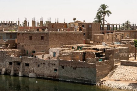Foto de Vista panorámica de las fértiles orillas del Nilo y la vida cotidiana durante el crucero fluvial Río cerca de Luxor Egipto dirección assuan. - Imagen libre de derechos