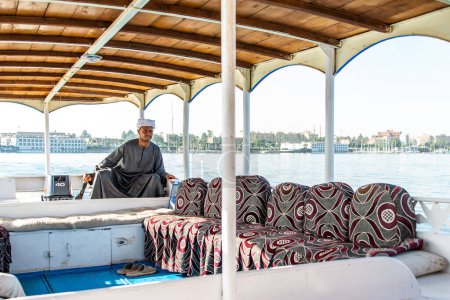 Foto de Luxor, Egipto 18.05.2018 Barcos de motor para cruzar el río Nilo hacia el otro lado, Transporte fluvial ornamentado. - Imagen libre de derechos