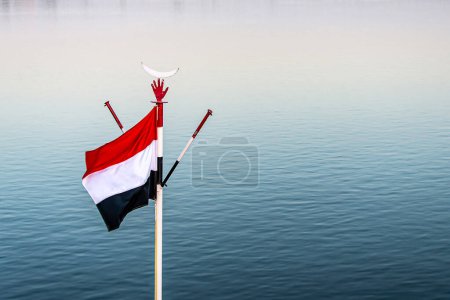 Téléchargez les photos : Drapeau égyptien flottant sur une croisière au Nil, Egypte. - en image libre de droit