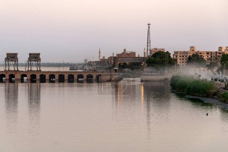 Téléchargez les photos : Sluice gate on the Nile river, Egypt. watergate près de Esna
. - en image libre de droit
