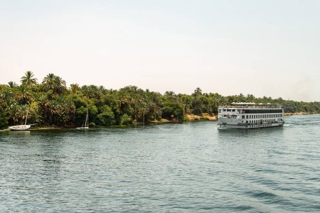 Téléchargez les photos : Vue panoramique sur les rives fertiles du Nil et la vie quotidienne pendant la croisière fluviale Rivière près de Louxor en Egypte direction assuan. - en image libre de droit