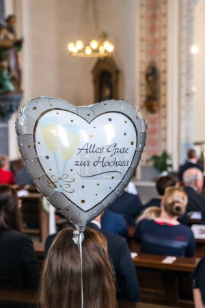 Téléchargez les photos : Mariage romantique Symboles amour ballon texte en allemand disant tous les meilleurs voeux pour le mariage. - en image libre de droit
