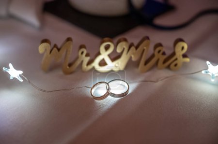 Foto de Dos anillos de boda iluminados retroiluminación con hermoso bokeh, foto de primer plano. - Imagen libre de derechos