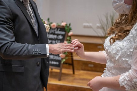 Foto de Anillos de boda y las manos de novia y novio anillo de intercambio de pareja en la ceremonia en el amor. - Imagen libre de derechos