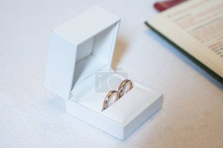 Téléchargez les photos : Mariage romantique couple mariage Symboles anneaux dans une boîte blanche sur une table. - en image libre de droit