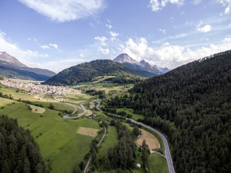 Téléchargez les photos : Village de Livigno ski et Vallée du Bikepark en Valtellina, Lombardie, Italie Vue aérienne Vue panoramique sur drone. - en image libre de droit
