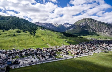 Foto de Livigno village ski and Bikepark valley in Valtellina, Lombardia, Italia Vista aérea Vista panorámica Drone. - Imagen libre de derechos