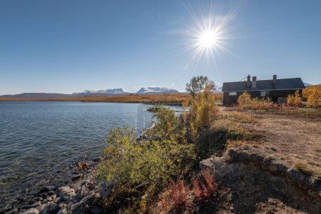 Téléchargez les photos : Saison d'automne à Abisko avec le lac Tornetraesk en arrière-plan, prise de Bjoerkliden, Laponie suédoise, Suède. - en image libre de droit