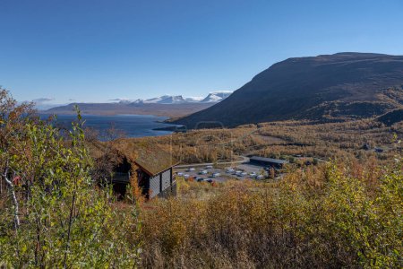 Téléchargez les photos : Saison d'automne à Abisko avec le lac Tornetraesk en arrière-plan, prise de Bjoerkliden, Laponie suédoise, Suède. - en image libre de droit