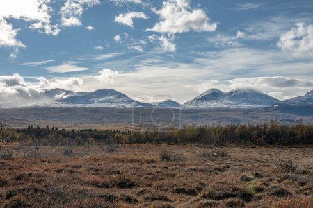 Téléchargez les photos : Vue d'automne ensoleillée sur Kungsleden Sentier de randonnée dans le parc national d'Abisko Kiruna Municipalité Laponie Suède. - en image libre de droit