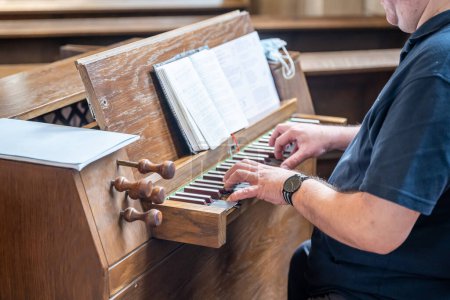 Foto de Mano tocando en el órgano de la iglesia en la cena del evento Primer plano Pequeña profundidad de campo. - Imagen libre de derechos