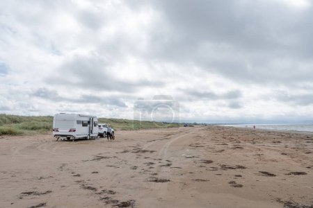 Foto de Caravana Campig hermoso paisaje playa dunas de arena cerca de Melbystrand Laholm Suecia costa al aire libre Estilo de vida. - Imagen libre de derechos